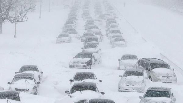 الصين تختفي تحت الثلوج :عاصفة رهيبة تغطي الشوارع والسيارات(فيديو)