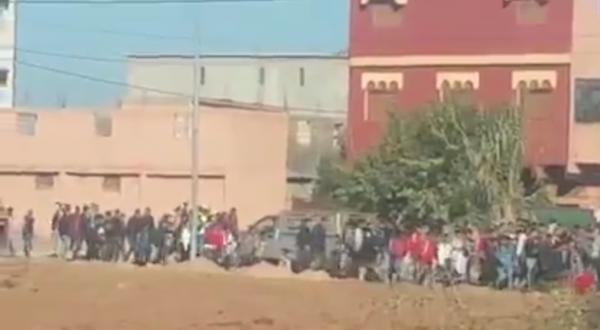 تلاميذ بسيدي عيسى الفقيه بن صالح يحتجون على الساعة الصيفية