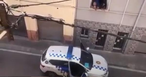 الشرطة الاسبانية تحتفل بعيد ميلاد سيدة مغربية