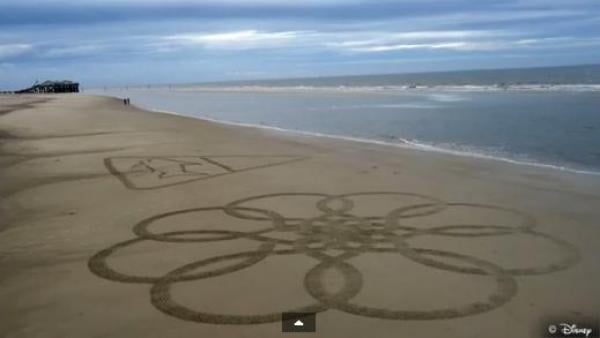 بالفيديو: روبوت يحول الرمل إلى رسومات رائعة