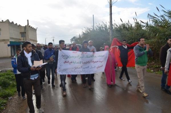 بالفيديو : سكان دور الصفيح بالصخيرات ينتفضون في مسيرة بالشارع العام ضد المجلس البلدي