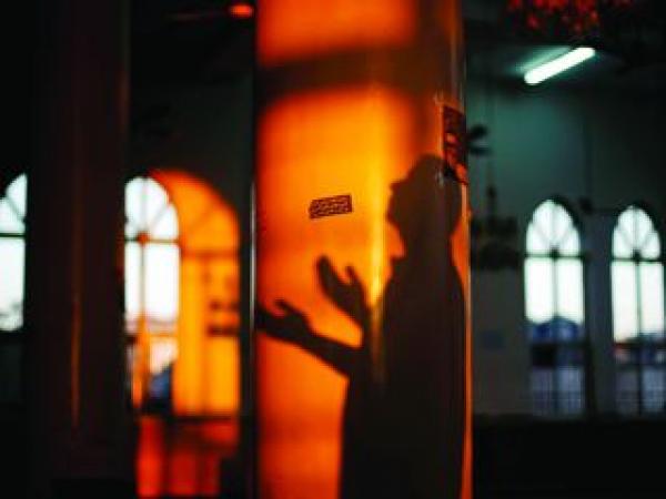 هل الشيطان يعلم ما يحاك في صدورنا من كلام ؟