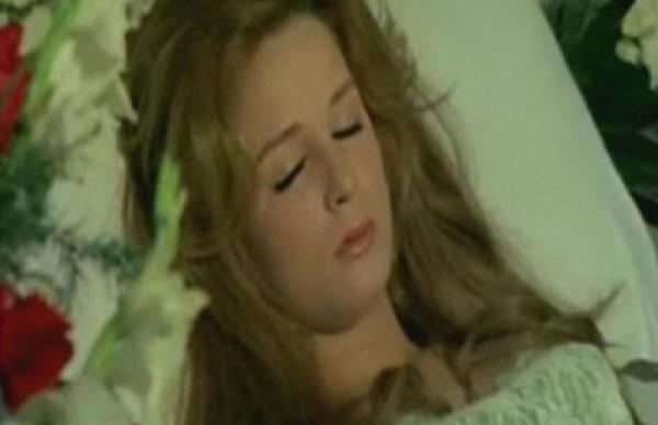 محاولة انتحار فاشلة للفنانة المصرية نجلاء فتحي