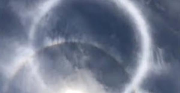 لقطات نادرة لظهور هالة في السماء في منتصف النهار (فيديو)