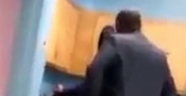 تلميذ ثانوي ينهال على استاذه ضربه في امريكا يثير موجة سخط عارمة