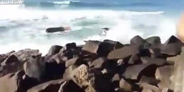 انقلاب قارب بسبب قوة الأمواج في البرازيل