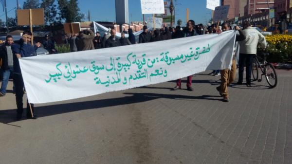 تجار بني ملال يغلقون محلاتهم ويحتجون في الشارع ويقصفون المسؤولين لهذا السبب 