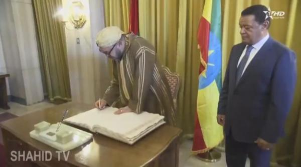 مرة أخرى .. الملك يبهر بخطه العربي الرائع ويضع توقيعه في الدفتر الذهبي