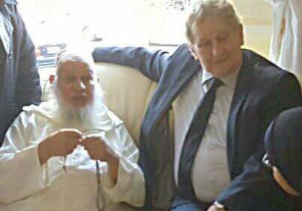 عمدة امستردام و رئيس الشرطة يعتذران للشيخ المغربي الذي أهانته الشرطة الهولندية (صور)