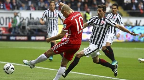 "هاتريك" ليفاندوفسكي يقود بايرن لسحق هامبورغ بالثمانية