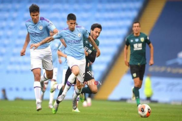 بالفيديو.. مرور طائرة تحمل لافتة مثيرة للجدل قبيل مباراة "مانشستر سيتي" و"بيرنلي"