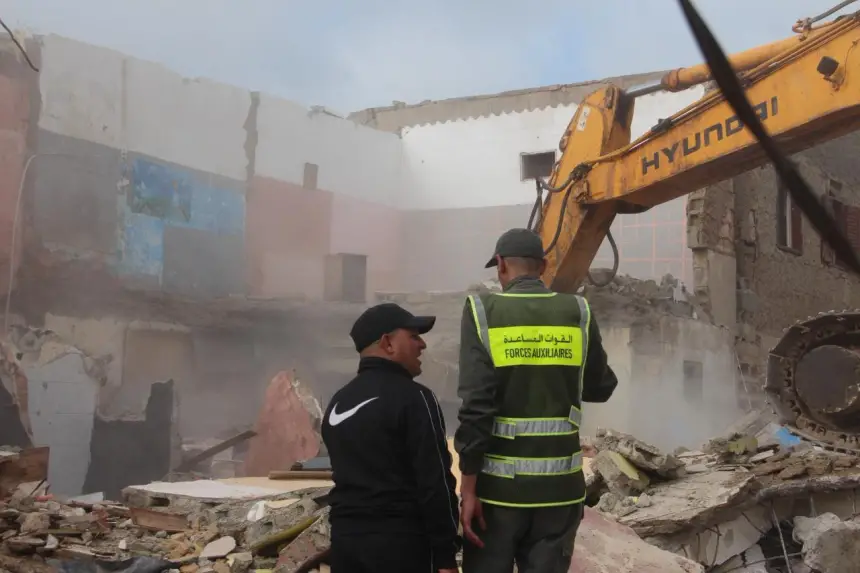 الجرافات تكتسح "كابانوات" زناتة… حملة هدم واسعة تعيد ترتيب شاطئ الدار البيضاء