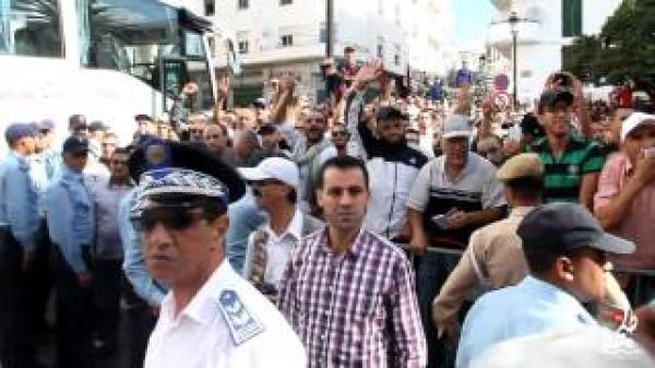 رشق الطالبي العلمي بالبيض الفاسد لدى خروجه من مقر البلدية بتطوان