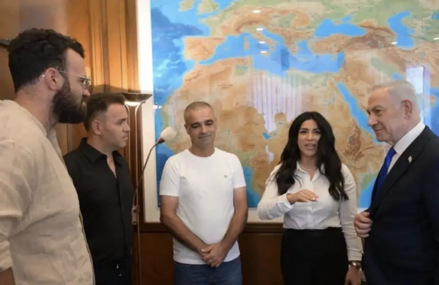 ظهور خارطة المغرب كاملة بمكتب نتنياهو يثير سعار حسابات جزائرية