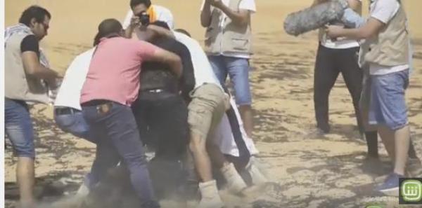 معركة بين ظافر العابدين ورامز جلال.. وفريق العمل يتدخل