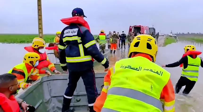 فرق الهندسة العسكرية والوقاية المدنية تنجح في إنقاذ طفل مريض وعائلته بجماعة الحوافات