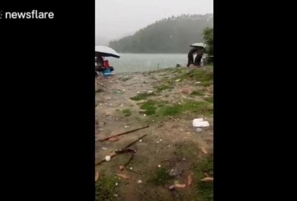 بالفيديو: شاهد حجم البَرَد الذي تساقط على صيادين في الصين