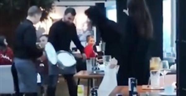 نادل داخل مطعم يرمي كعكة في وجه زبونة (فيديو)