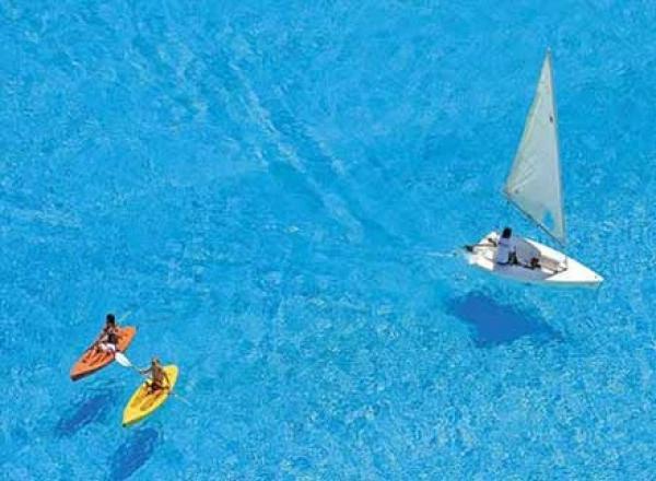 رئيس بلدية في بلجيكا يسعى لحظر اللاجئين الذكور من ارتياد حمامات السباحة