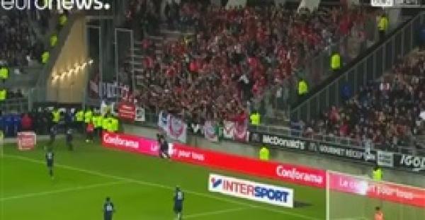 بالفيديو.. إصابة 29 مشجعا في انهيار حاجز ملعب بالدوري الفرنسي