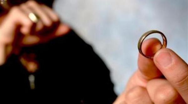  مصرية مطالبة بالخلع من زوجها بعدما هجرها ولدايها هاجرا وملت الجلوس بمفردي 