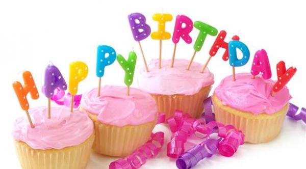 أم تحدد هدايا عيد ميلاد طفلها في الدعوات