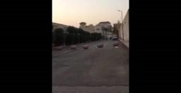 بالفيديو.. «سعودى» يغلق الشارع أمام قصره بالرياض