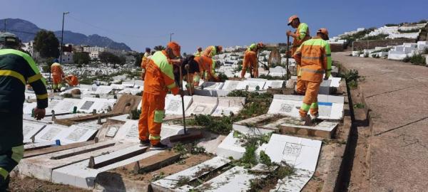 السلطات المحلية بتطوان تشرع في تنظيف مقابر المدينة(صور)