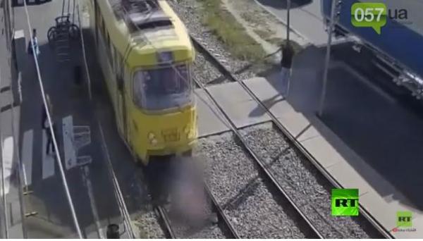 بالفيديو: حادث دهس مرعب.. وامرأة تنجو بأعجوبة