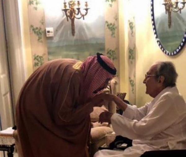 بالصور: ملك السعودية يقبل يد شقيقيه طلال الذي يعتقل ابنه الوليد
