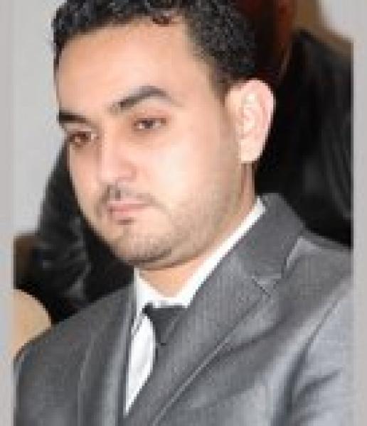 سارق الدجاج الريش فوق رأسه!!