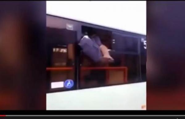 بالفيديو: لماذا قفزت هذه المرأة من نافذة الحافلة؟