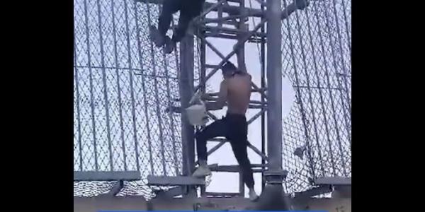 لبنانيون يقتلعون كاميرا مراقبة إسرائيلية من نقطة حدودية(فيديو)