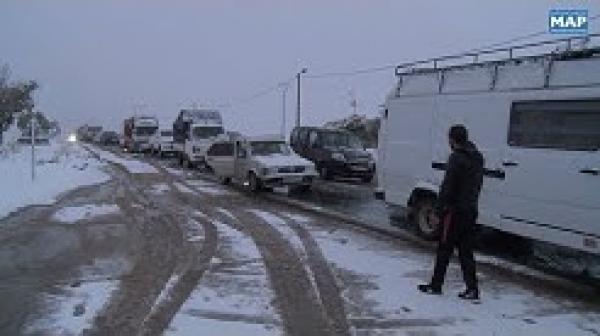 ثلوج كثيفة بالأطلس المتوسط تعيق حركة التنقل