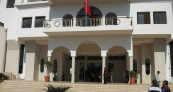 غموض كبير يلف قضية رئيس جماعة بوزنيقة المدان في ملف يتعلق بـ"تبديد المال العام" بعد مرور سنتين ونصف من الانتظار