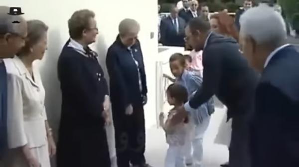 شاهد ماذا فعلت الأميرة لالة خديجة عندما قبلتها احدى المعلمات