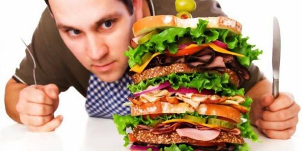 دراسة : الرجل يأكل أكثر في وجود امرأة