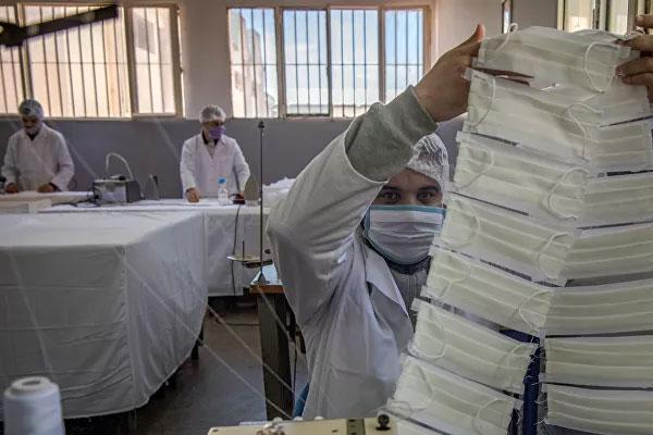 سجناء مغاربة ينتجون 20 ألف كمامة يوميا