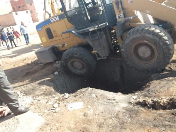 كارثة... جرافة تتسبب في انهيار قناة كبيرة للواد الحار وسط غضب عارم لساكنة هذه المدينة (فيديو)