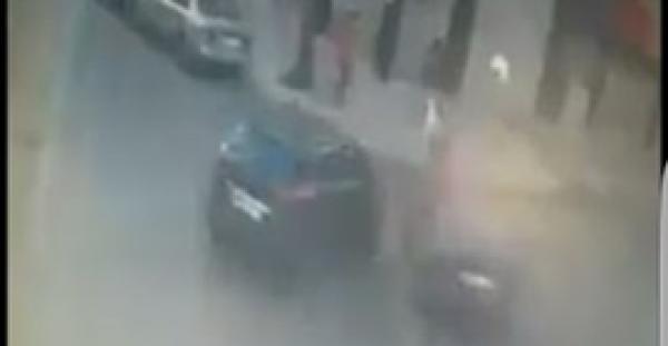 بالفيديو.. العناية الإلهية تنقذ شخصا من الموت في حادث تصادم غريب بمدينة برشيد