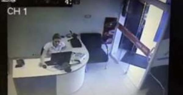 بالفيديو.. نجاة موظفة بأعجوبة بعد اقتحام سيارة طائشة لمكتبها