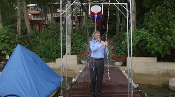 أغنى رجل بالعالم يتحدى مؤسس "فيس بوك"