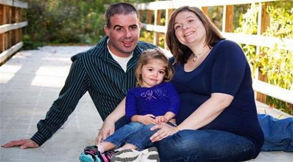 أمريكي يتعرف على ابنته للمرة الأولى بصورة يومية