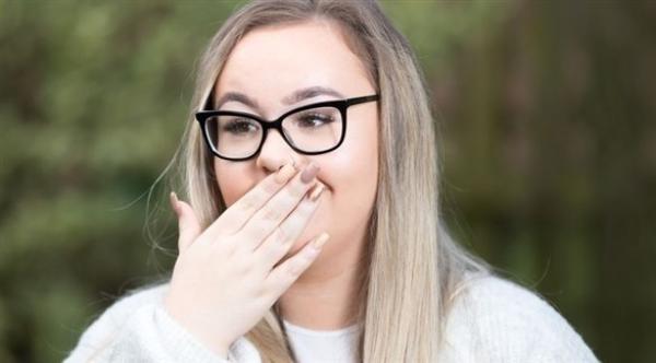 بريطانية تفقد وعيها كلما دخلت في نوبة من الضحك