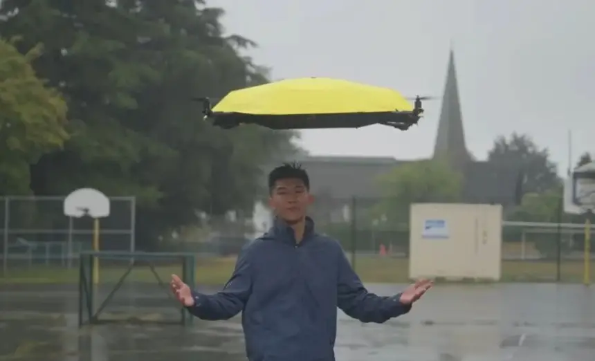 ابتكر مظلة طائرة بلا يدين.. مهندس يحوّل فكرة كرتونية إلى جهاز عملي يرافق المستخدم أينما ذهب