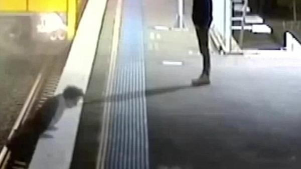 بالفيديو: شاهد كيف نجا هذا الرجل من الموت دهساً بالقطار