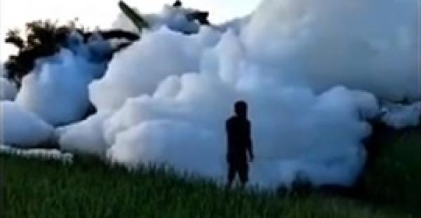 لقطات غريبة لرغاوي الصابون تغطي قرية صينية (فيديو)