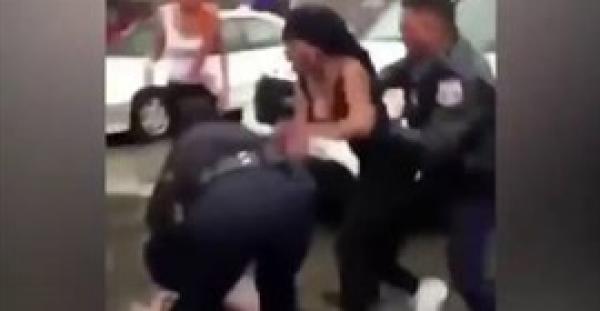 بالفيديو. شرطية تنهال على فتاة باللكمات لإسقاطها نظارتها