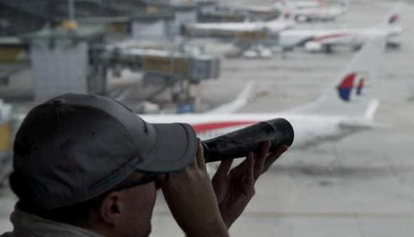 قائد الطائرة الماليزية أجرى "مكالمة غامضة" قبل إقلاعه