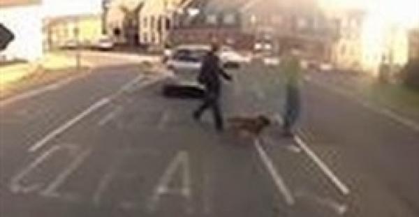 بالفيديو.. لحظة اصطدام سيارة مسرعة بشاب يعبر الشارع